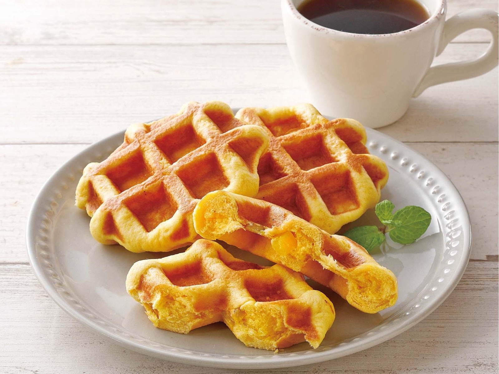 マリンフード 鳴門金時入りベルギーワッフル 4コ（160g）| コープ